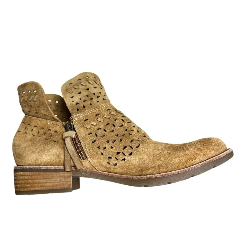 Sofft Brinkley Laser‎ Cut Leather Bootie in Saddle Suede, Boots Size 7.5